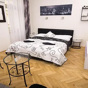 Black & White By Wenceslas Square And Muzeum Appartement Prague